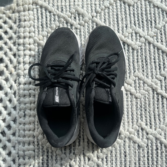 Nike Gym Shoes - Picture 4 of 5